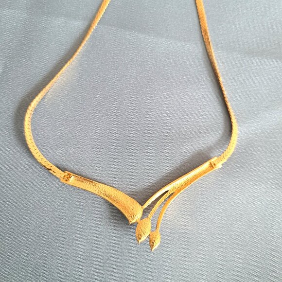 Vintage Vendome gold tone necklace/choker with purple and clear rhinestones. - Picture 4 of 4